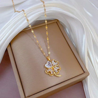 Collier pendentif trèfle en plaqué or cristaux détail coeur