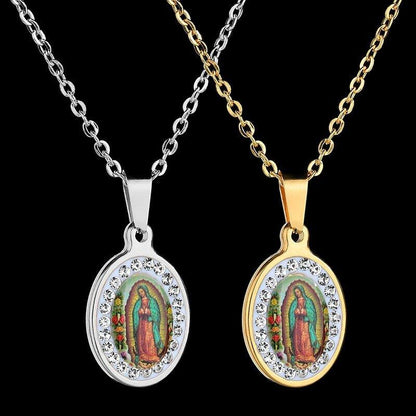 Collier pendentif vierge Marie coloré orné de strass