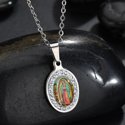Collier pendentif vierge Marie coloré orné de strass