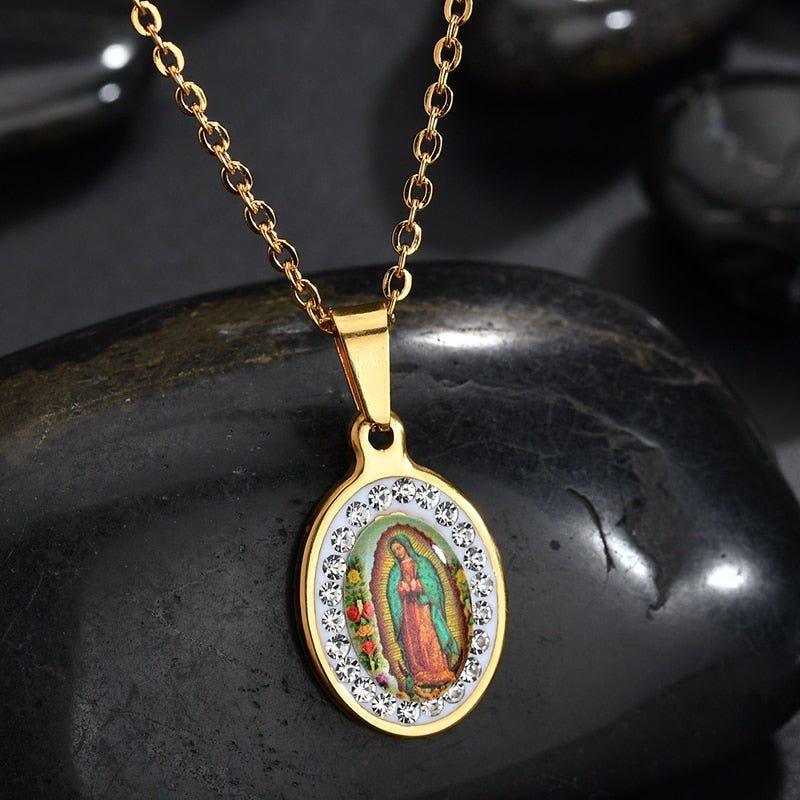 Collier pendentif vierge Marie coloré orné de strass
