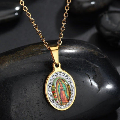 Collier pendentif vierge Marie coloré orné de strass