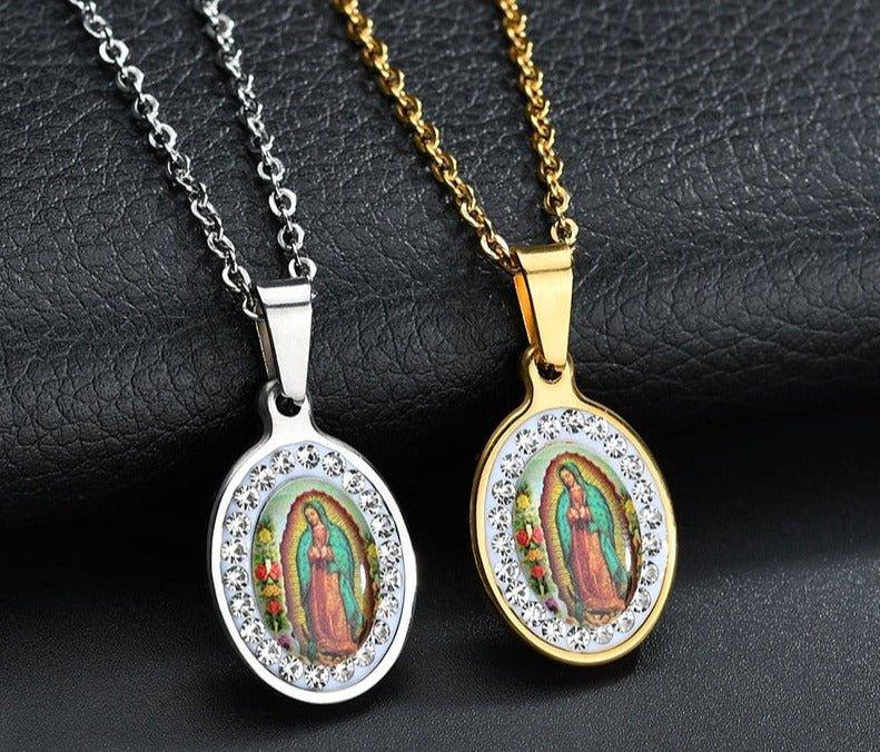 Collier pendentif vierge Marie coloré orné de strass