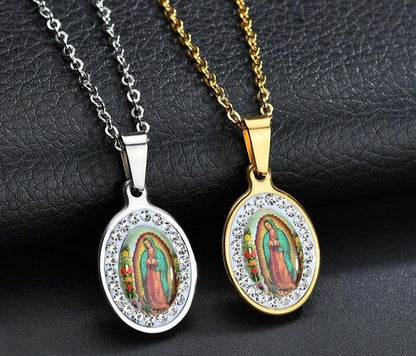 Collier pendentif vierge Marie coloré orné de strass