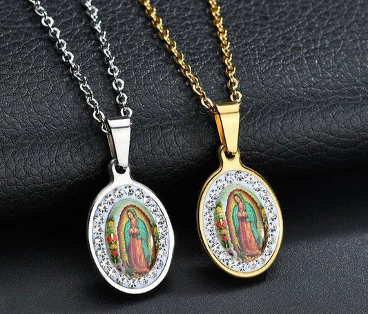 Collier pendentif vierge Marie coloré orné de strass