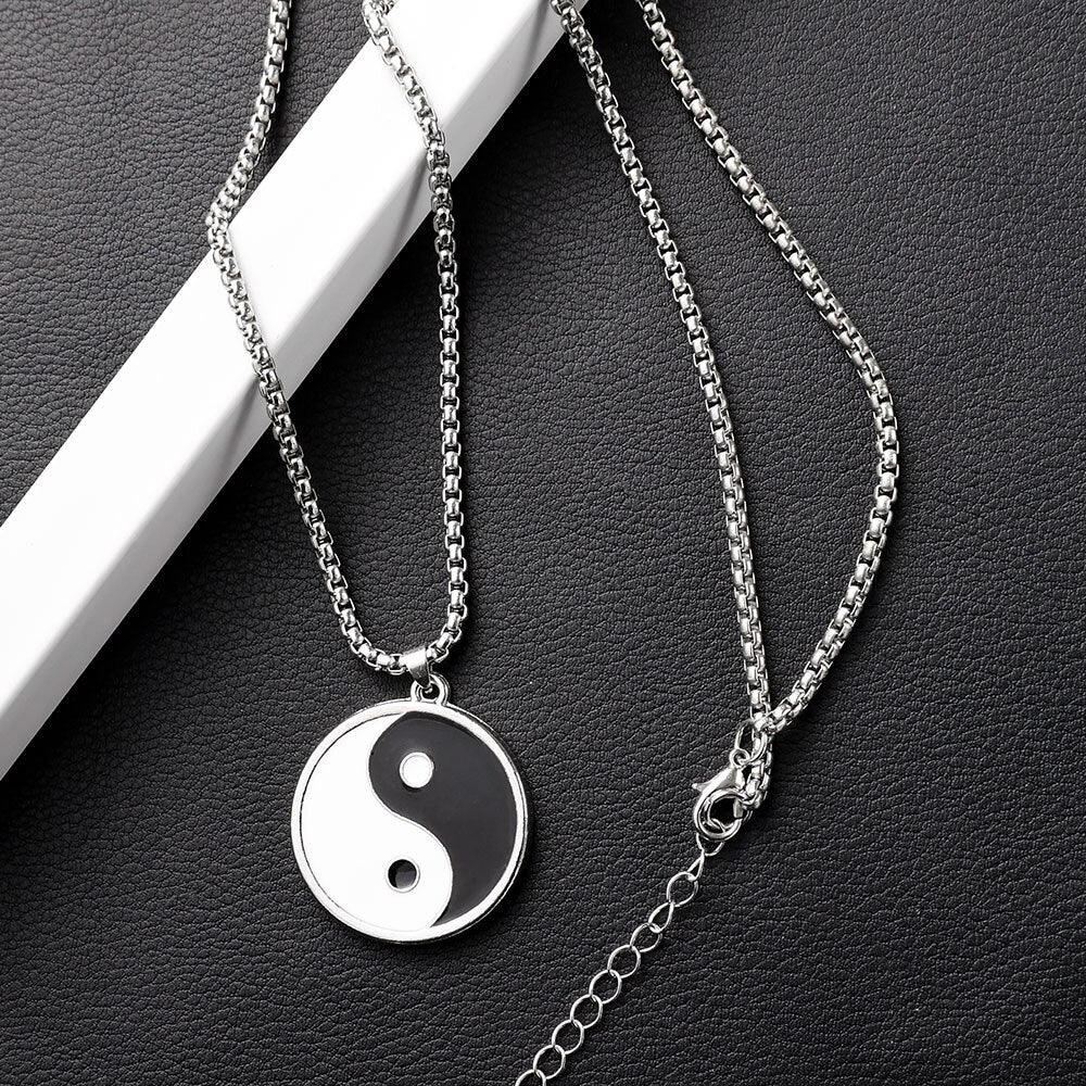 Collier pendentif yin yang noir et blanc