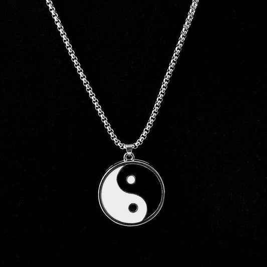 Collier pendentif yin yang noir et blanc