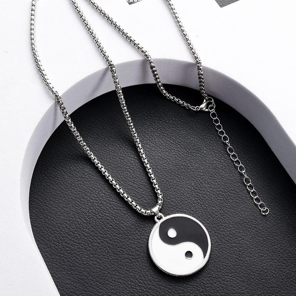 Collier pendentif yin yang noir et blanc