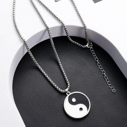 Collier pendentif yin yang noir et blanc