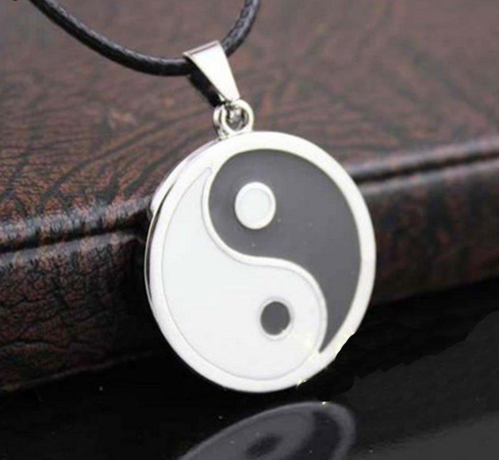 Collier pendentif yin yang noir et blanc collier corde