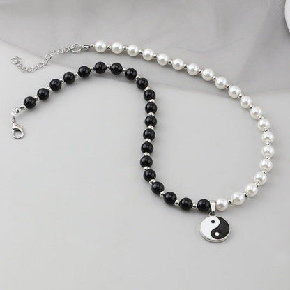 Collier pendentif yin yang noir et blanc collier perles ras de cou