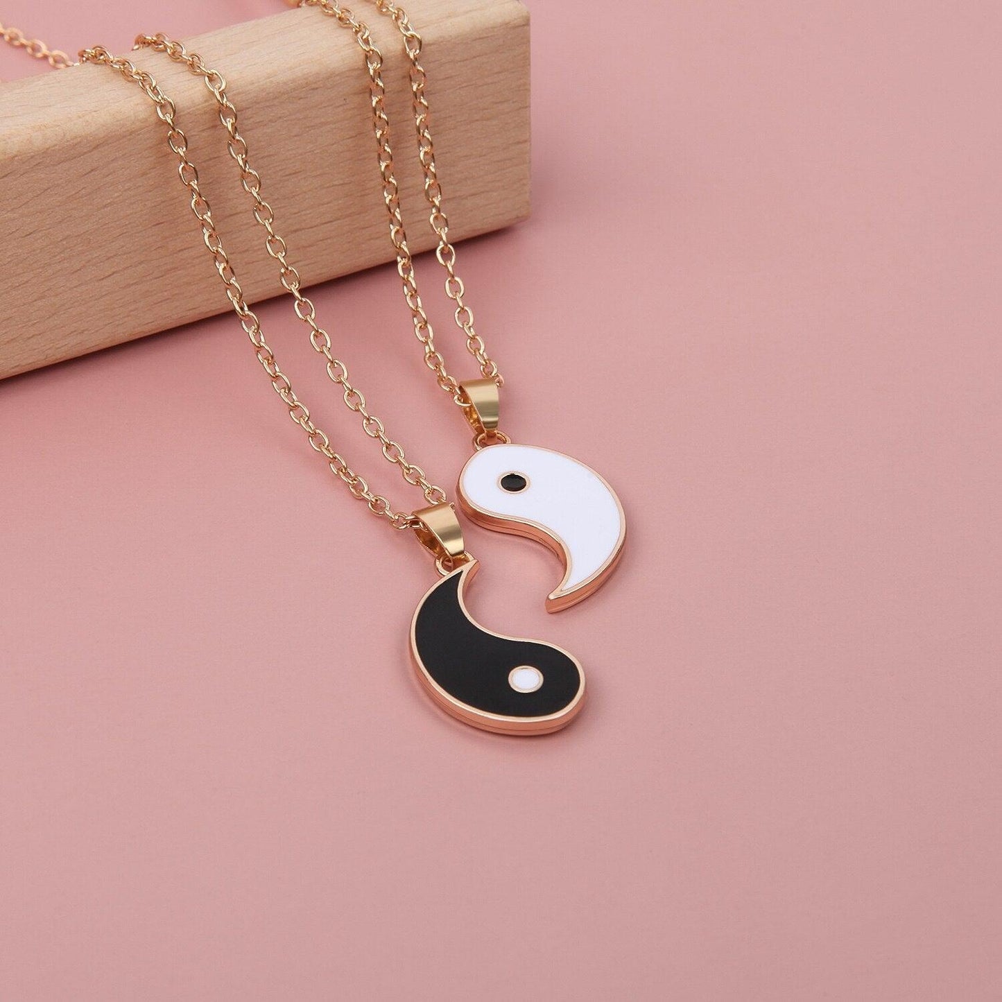 Collier pendentif yin yang noir et blanc double