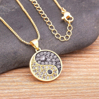 Collier pendentif yin yang noir et blanc plaqué or pierres précieuses