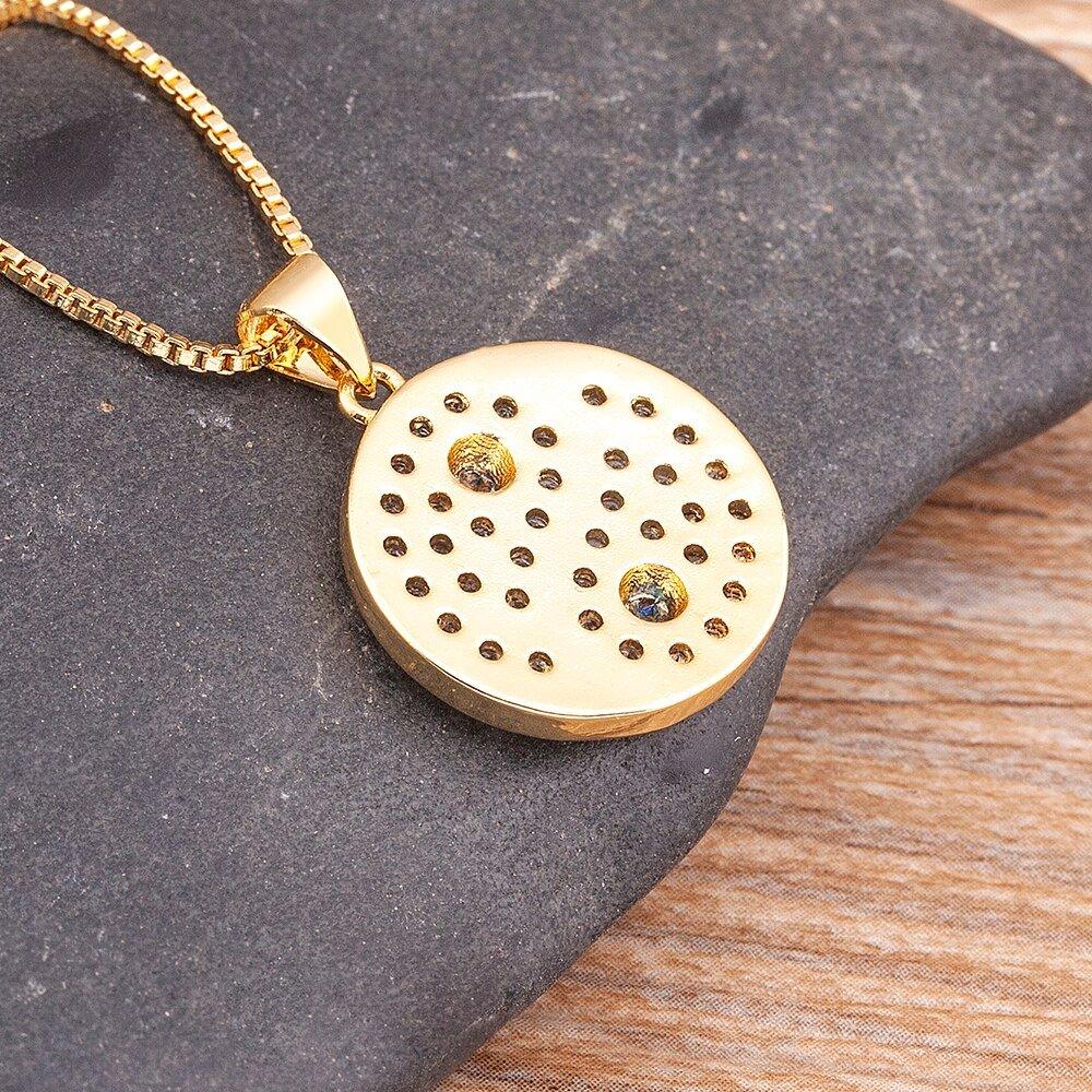 Collier pendentif yin yang noir et blanc plaqué or pierres précieuses