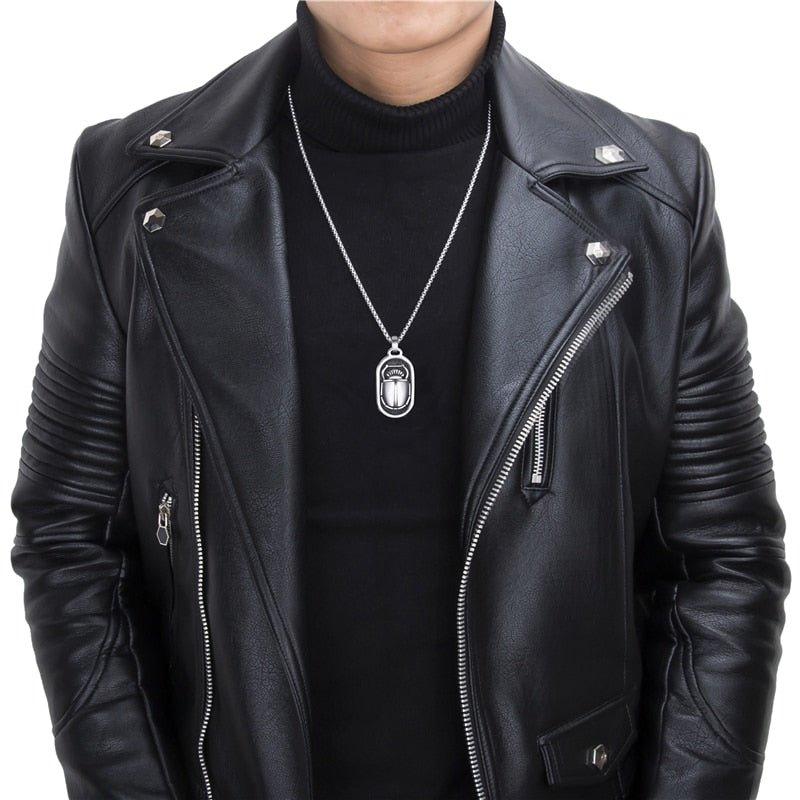 Collier plaque avec un scarabée et oeil oudjat gravé en plaqué argent