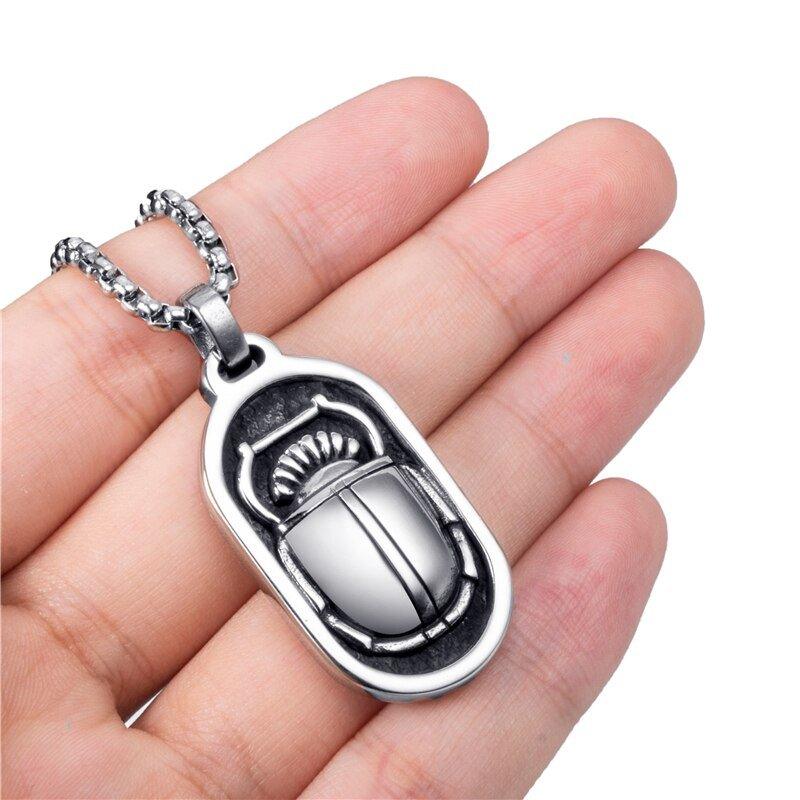 Collier plaque avec un scarabée et oeil oudjat gravé en plaqué argent