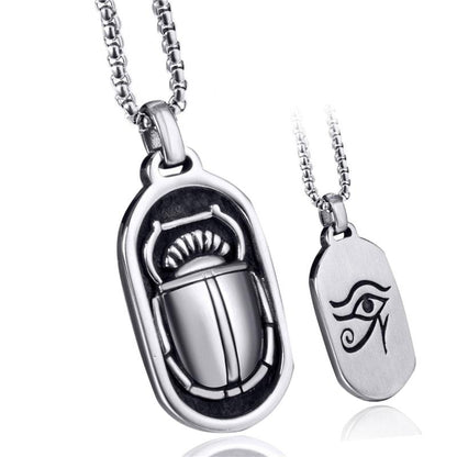 Collier plaque avec un scarabée et oeil oudjat gravé en plaqué argent - MonPendentif