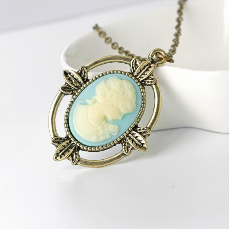 Collier vintage avec pendentif camée bronze portrait