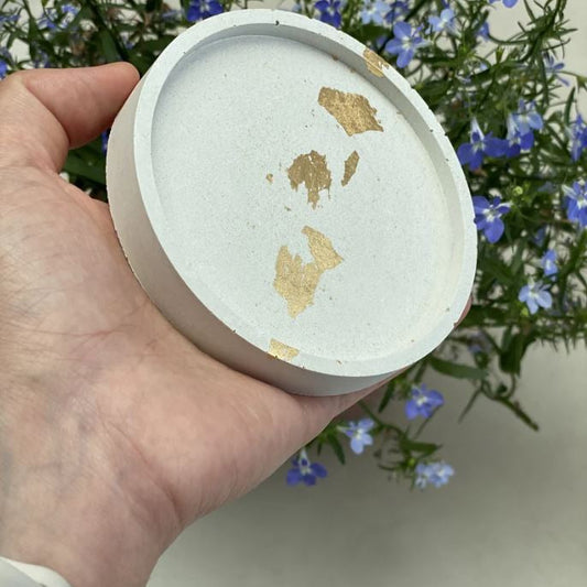 Coupelle artisanale en Jesmonite & feuilles dorées