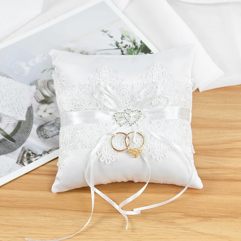 Coussin d'alliances en satin et dentelles