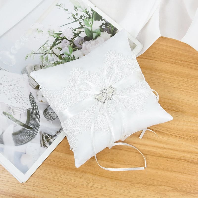 Coussin d'alliances en satin et dentelles