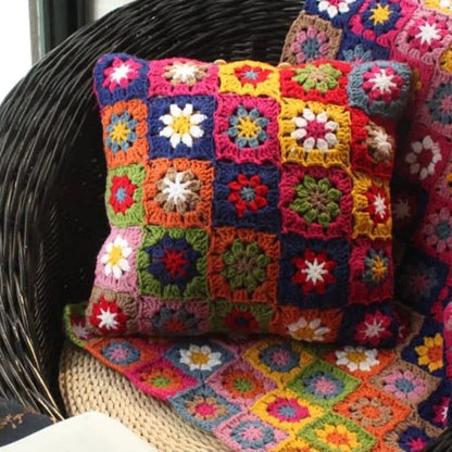 Coussin au crochet multicolore avec motifs de fleurs brodés