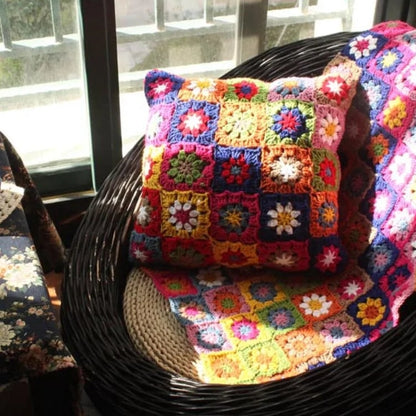 Coussin au crochet multicolore avec motifs de fleurs brodés