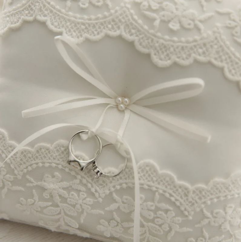 Coussin porte alliance en dentelle blanche