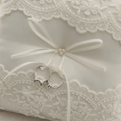 Coussin porte alliance en dentelle blanche