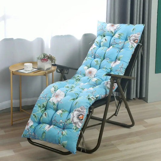 Coussin transat extérieur à motif floral sur un chaise dans une pièces de maison