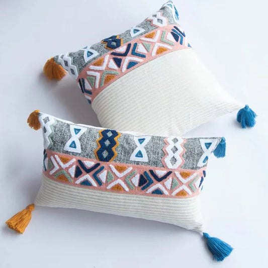 Coussin boheme ethnique avec formes géométriques brodées