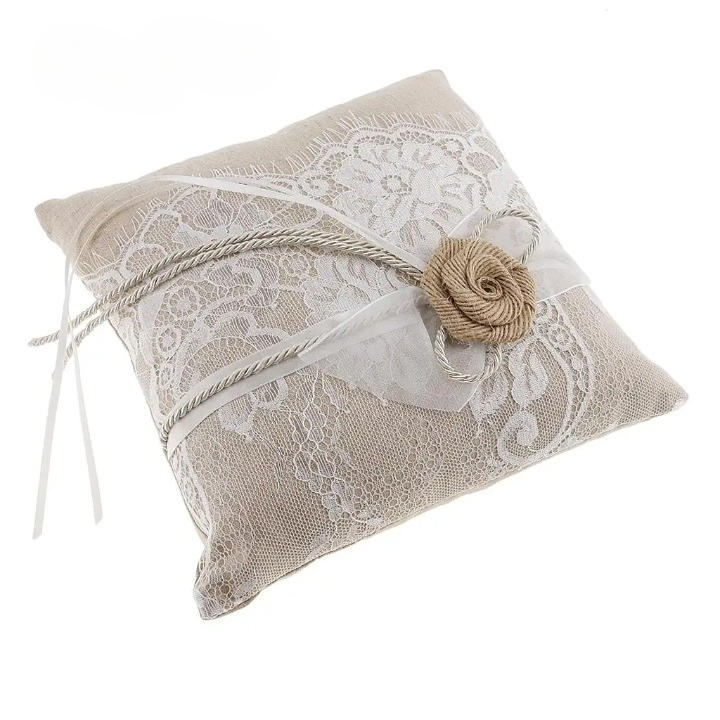 Coussin brodé mariage en dentelle