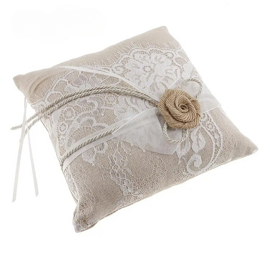 Coussin brodé mariage en dentelle