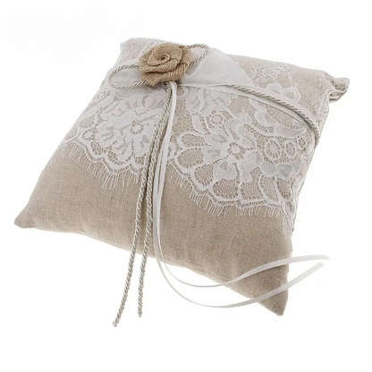 Coussin brodé mariage en dentelle
