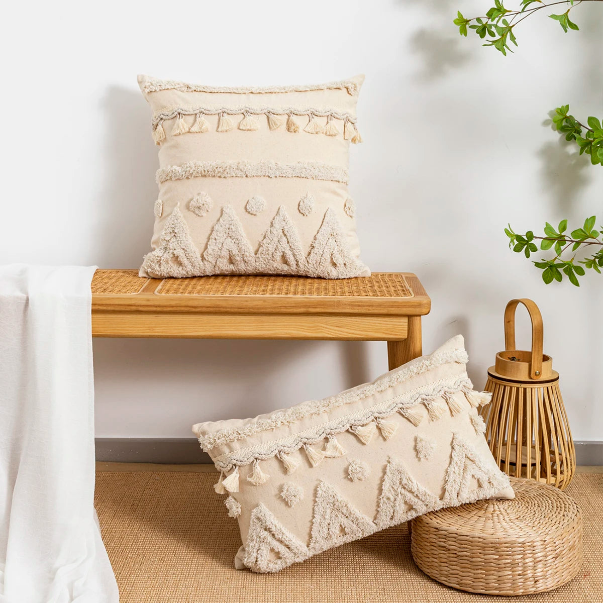 Coussin brodé marocain beige à pampilles
