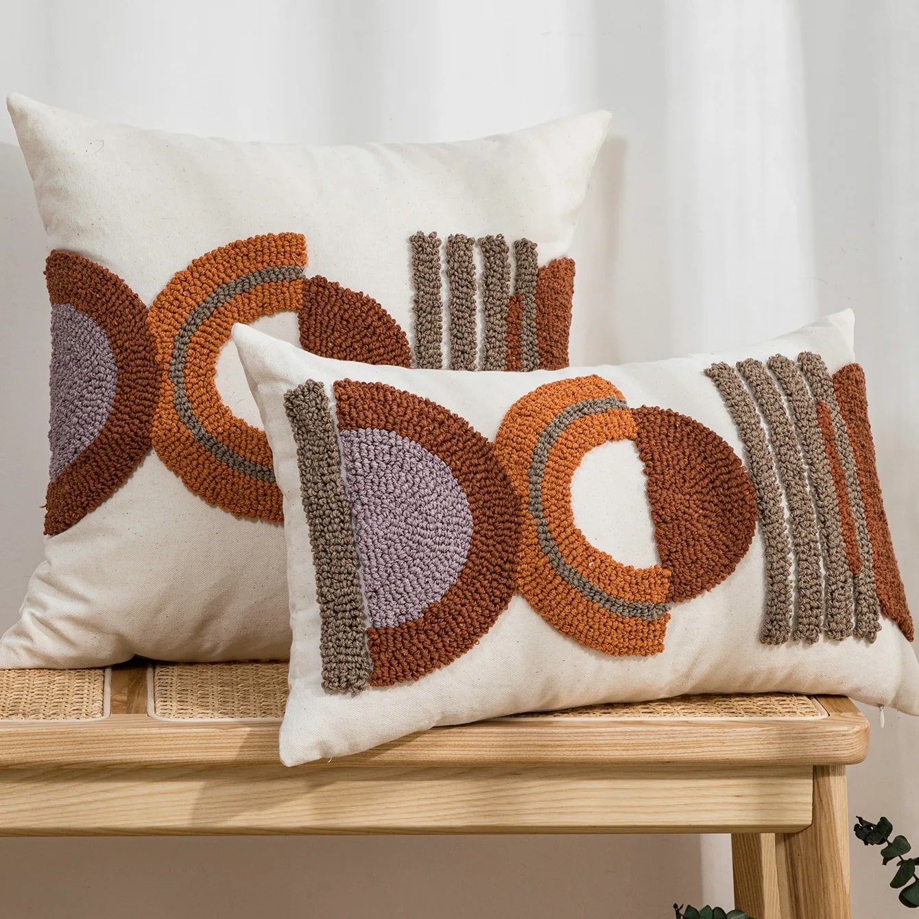 Coussin design pour canapé avec broderie