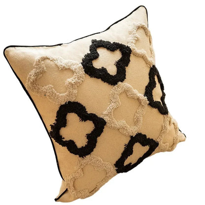 Coussin design noir et blanc avec motifs de trèfle