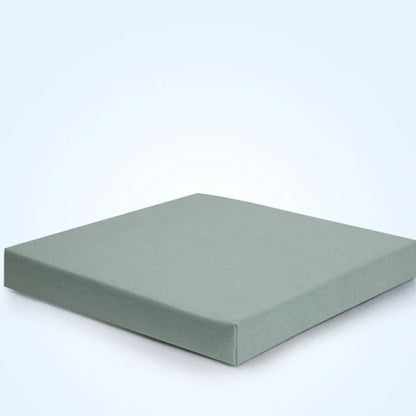 Coussin imperméable et carré pour extérieur sur fond bleu ciel