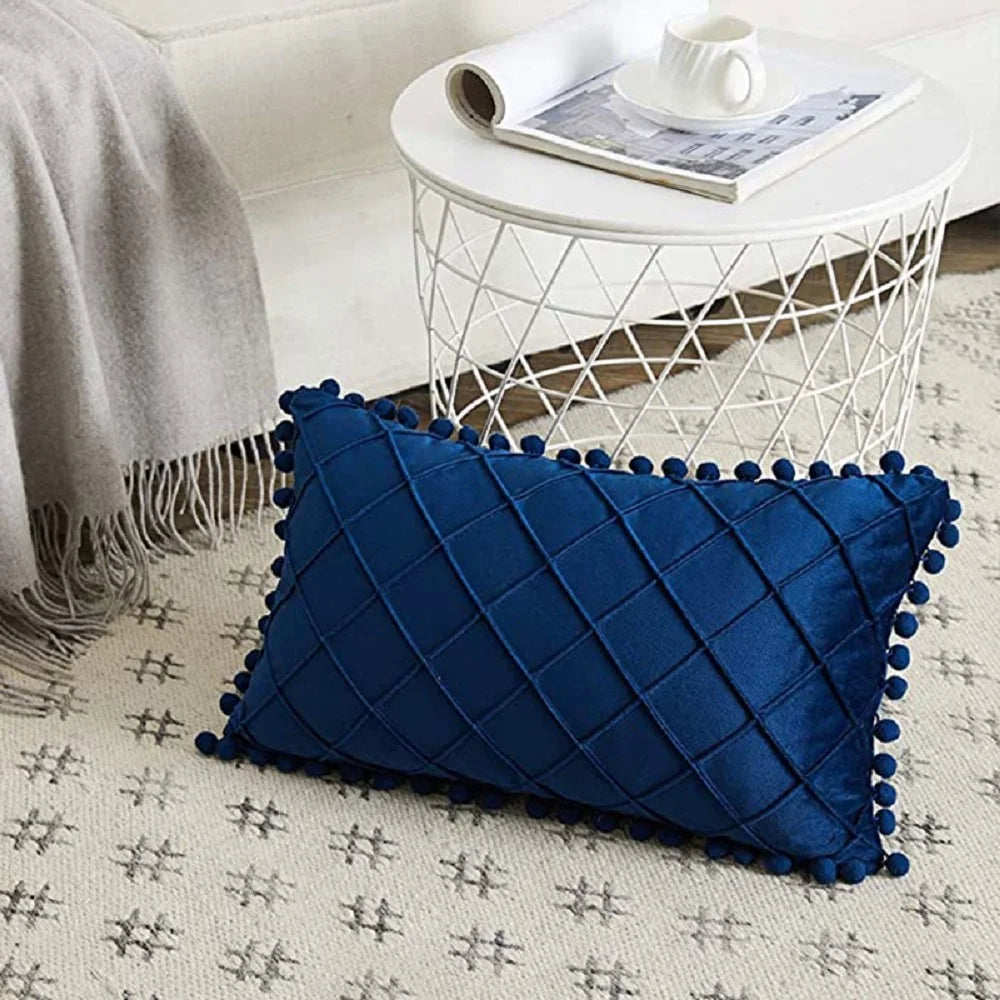 Coussin velours bleu de forme rectangulaire