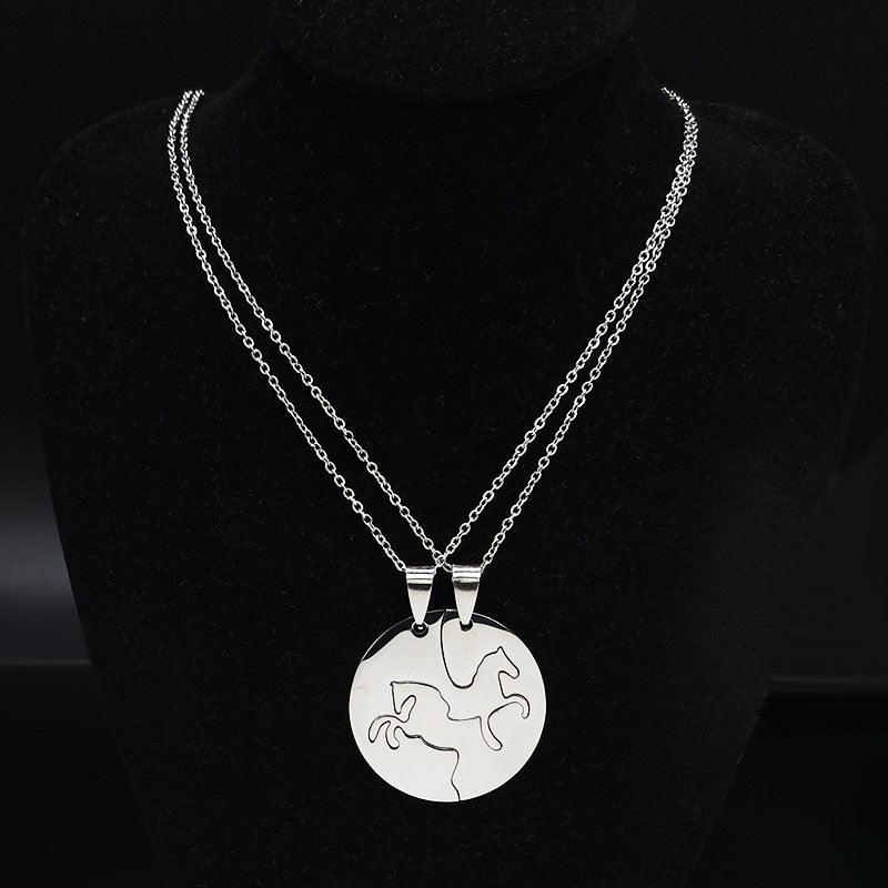 Double collier pendentif cheval médaillon plaqué argent