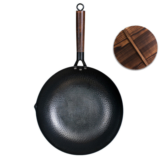 Poêle wok en fonte avec couvercle en bois