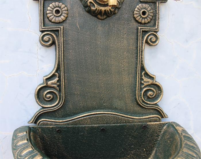 Fontaine murale en fonte