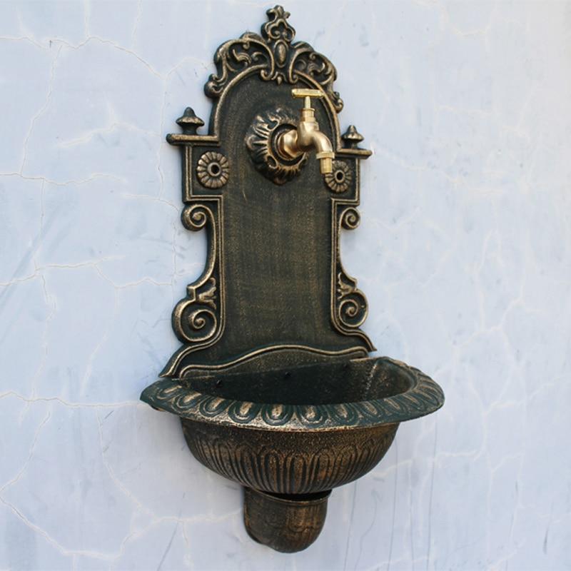 Fontaine murale en fonte