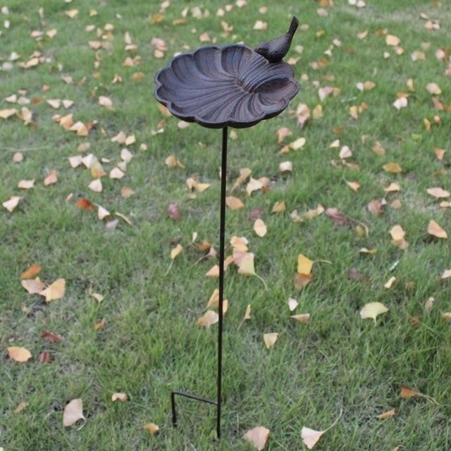Fontaine pour oiseaux sur pied