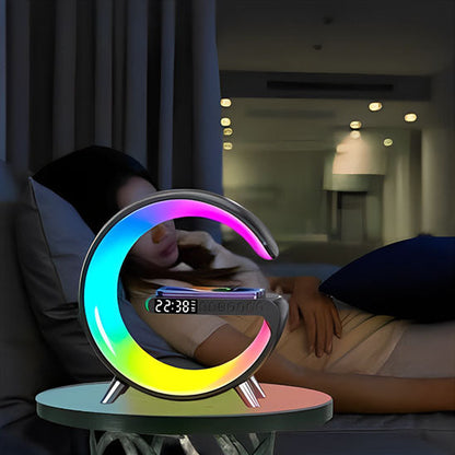 Une femme endormie et la lampe de chevet design en forme de G est posée sur la table de chevet tout en projetant un éclairage multicolore 