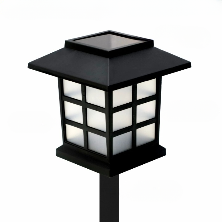 Lot de Huit Lampadaires LED Étanches à Énergie Solaire