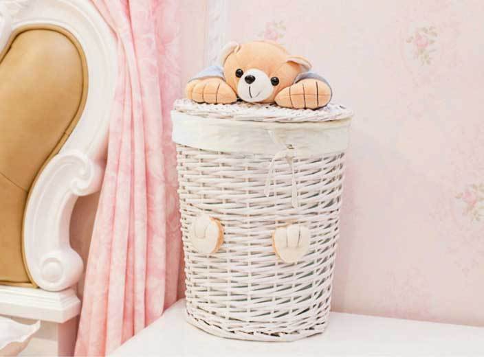 petite corbeille en osier à linge blanc ourson