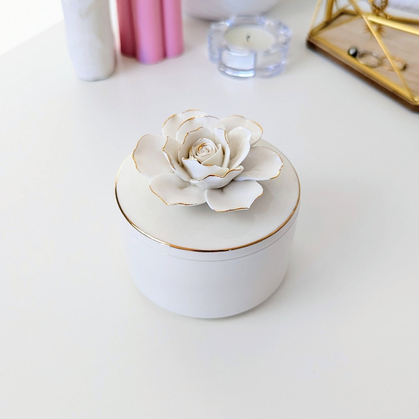 Petite boîte à bijoux fleur en céramique