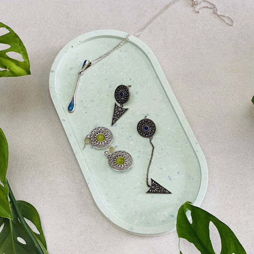 Plateau bijoux ovale terrazzo en jesmonite
