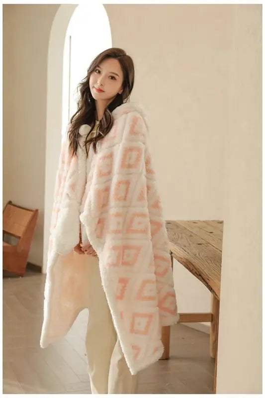 Poncho Plaid à Capuche Motif Aztèque Rose Avec Moufles Sherpa