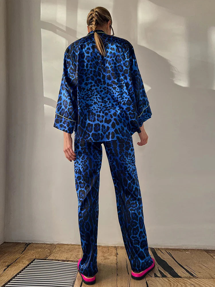 Pyjama En Satin Bleu Imprimé Léopard Pour Femme "Éclat de Soir"